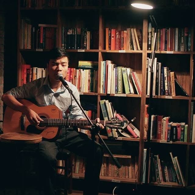 Trần Dương tự học đàn guitar và biểu diễn