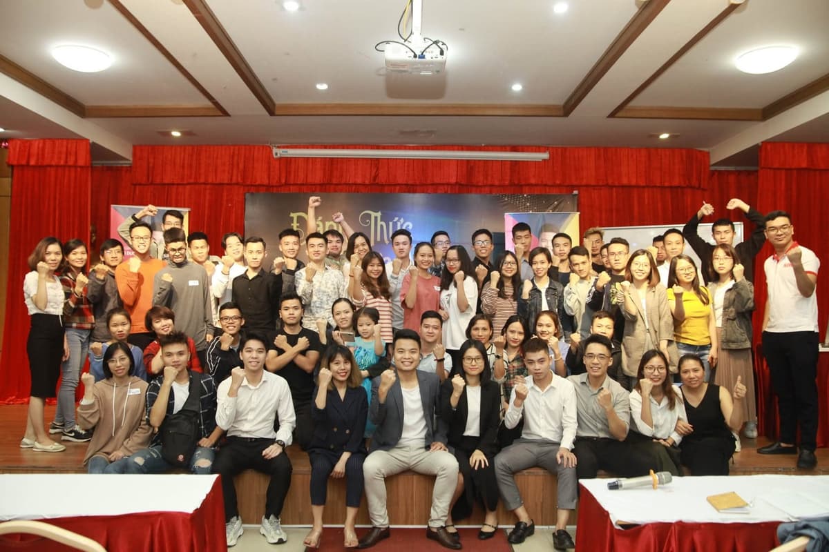 Hội trường hàng trăm học viên cùng bùng nổ năng lượng của HLV Trần Dương