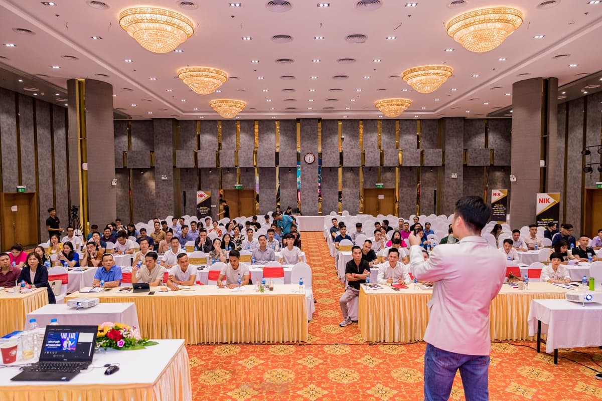 Trần Dương diễn thuyết trên sân khấu lớn