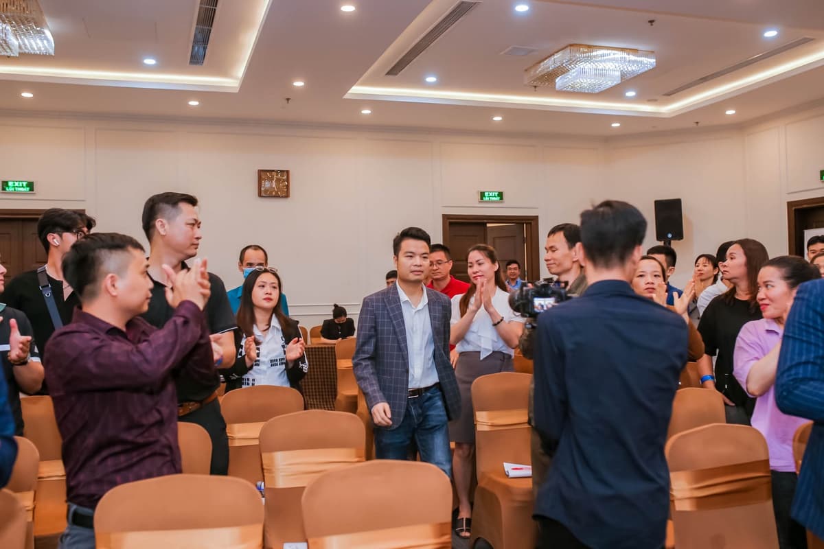 Trần Dương bước vào hội trường sự kiện lớn