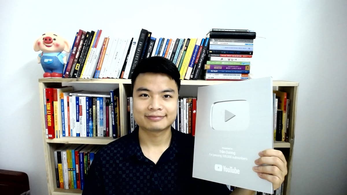 Trần Dương nhận Nút Bạc YouTube 100.000 người đăng ký