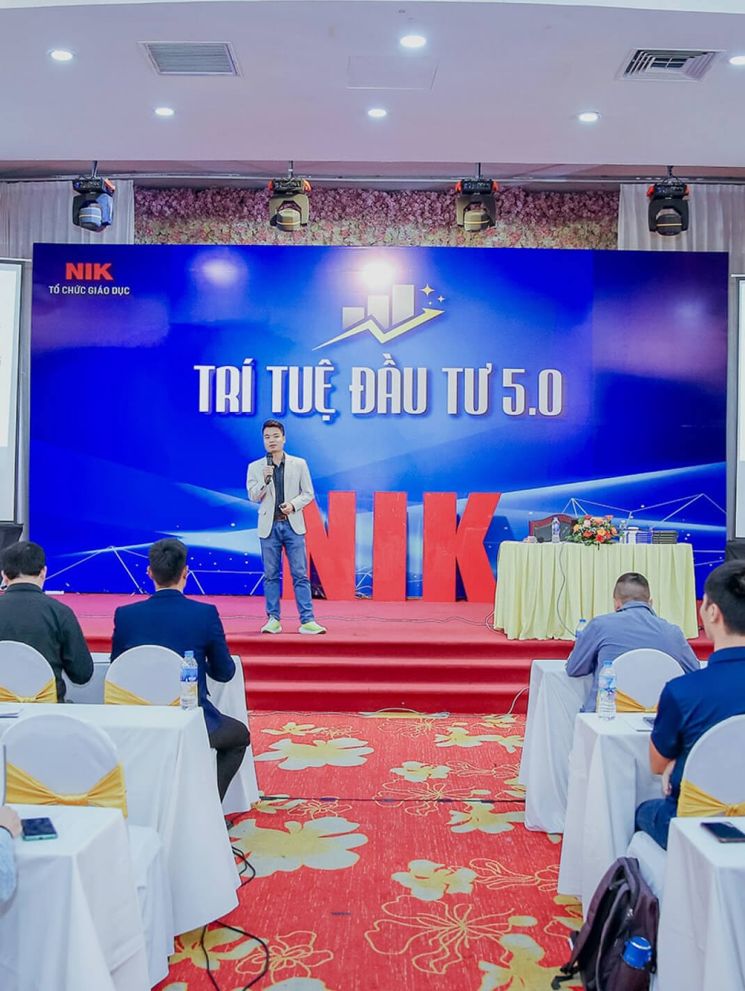 Trần Dương diễn thuyết trên sân khấu NIK
